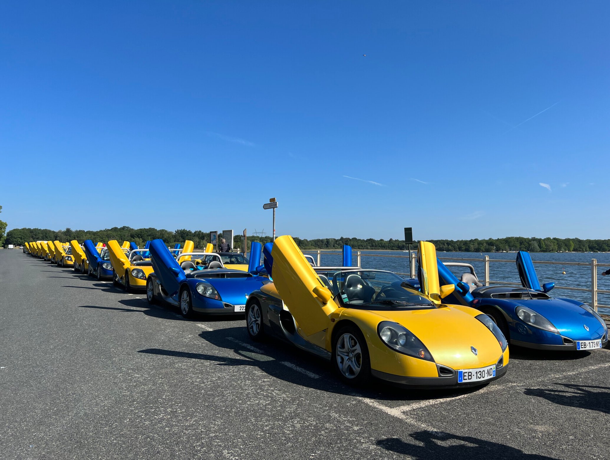 Spiderencontre — portes en élytre ouvertes